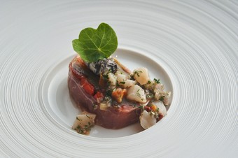 海苔とサワークリームのソースにほっこり。『パプリカのテリーヌ 魚介のソース』