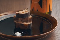 千葉の農家さんから送られてきたレンコンの美味しさに感動して生まれた料理。蓮の葉で包んでからレンコンが育った土を使って周りを固め、オーブンで蒸し焼きに。もっちりホクホク、和菓子の様な甘みに魅了されます。