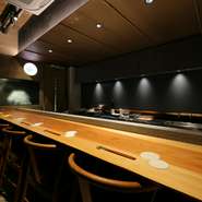 ふわりと出汁が香り、料理長の細やかな仕事ぶりを眺めながら食事ができる「割烹」スペースは、落ち着いたシックな雰囲気。コース料理とそれに合わせた日本酒、またそれらのカップリングの妙が楽しめます。