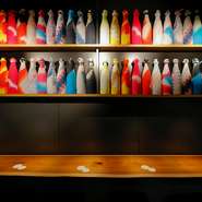 とろりと甘い飲み口の「ロ万」、軽快で魚介と好相性の「陸奥八仙」、米の味わいがしっかりした「若駒」など、さまざまなタイプの日本酒がそろっています。もちろん燗もOKなうえ、「舞美人」を使ったラムネ割も美味。