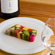 本枯れ節と利尻昆布でとった出汁を旬野菜に含ませ、醤油が香るゼリー寄せに。「亜麻猫」など甘みある日本酒と合わせると野菜の甘み、酸味が引き立つそう。