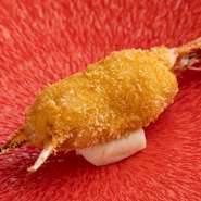 季節の旬な蟹と海老の身をアメリケーヌで味付けしたベシャメルでまとめ、カラリとフライにした一品。口に運んだ瞬間、３者の風味とコクが弾ける。