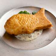 真鯛、アンチョビ、ドライオレンジ、ディルなどを合わせた餡を入れて焼き上げた『たい焼き』。シチリアの郷土料理をアレンジした看板メニューのひとつ。