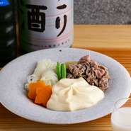 松阪牛をはじめ、厳選して仕入れる各素材を出汁で煮て、甘じょっぱく味付けをしエスプーマで泡状にしたジャガイモを絡めて食す。上品な味付けで日本酒によく合う。