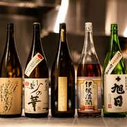 レモンピールを浮かべたり、出汁割りにしたりと、燗酒を自由なスタイルでお出しします。また、店主が福島県双葉町の出身であり、福島の魅力を伝えたいとの思いから、仁井田本家をはじめ県内の酒蔵を揃えています。