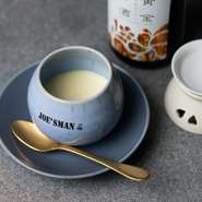 名物、貝の出汁を使った茶碗蒸し。福島県浪江町の鈴木酒造店が県内の道の駅限定で販売する本みりん「黄金蜜酒」を合わせると、口内調理によってプリンのような味わいに。感動ものの化学反応を体験できる。