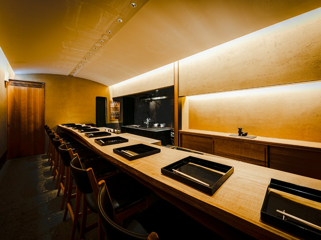 京都の職人が手がけた土壁が落ち着くカウンター		