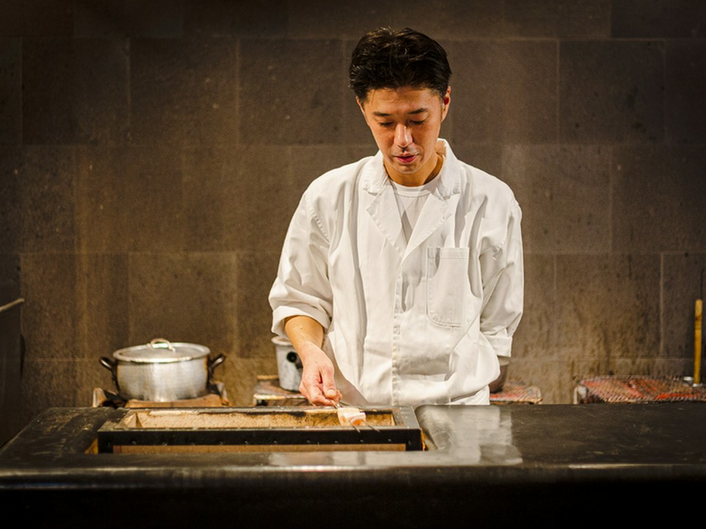 炭火で焼く香りもご馳走のうち				