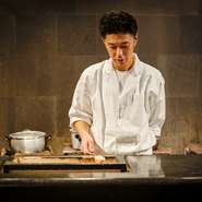 炭火焼きは日本料理ならではの技術。真っ黒な特注で作った炭の焼き場で、旬の魚などを焼く様子は見ていて飽きません。食材が焼きあがる香ばしい香りが立ち上るのもまた、食欲を掻き立てます。	
