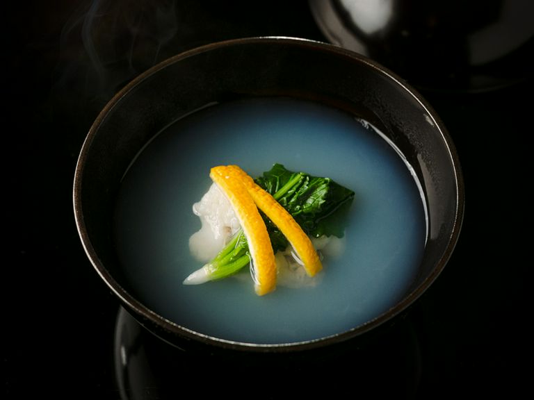 ゆずの皮とうぐいす菜を添えた『はまぐりの真丈』 