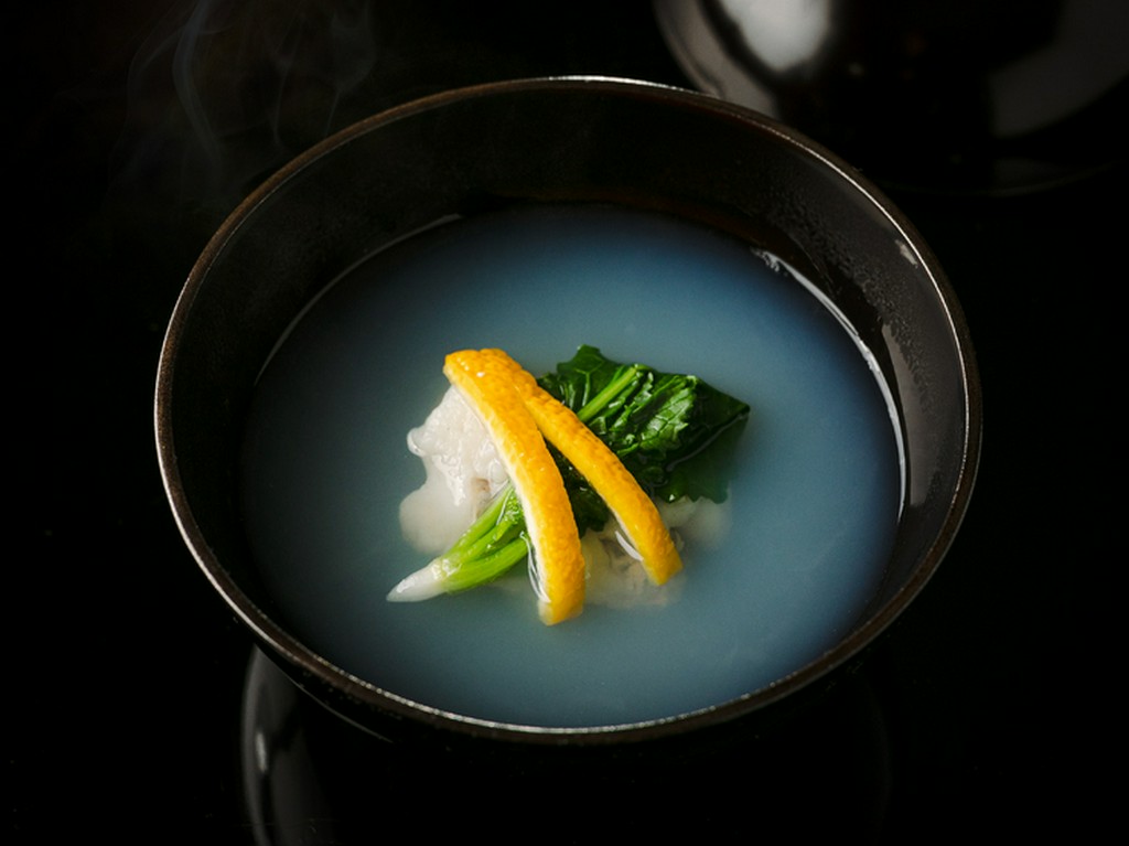 ゆずの皮とうぐいす菜を添えた『はまぐりの真丈』 