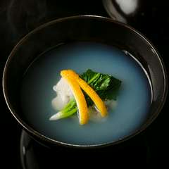 ゆずの皮とうぐいす菜を添えた『はまぐりの真丈』 