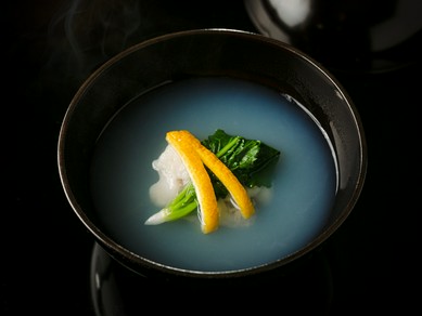 ゆずの皮とうぐいす菜を添えた『はまぐりの真丈』 