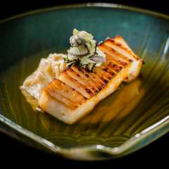 出汁の餡をトロリとかけた『マナガツオの味噌漬け　湯葉添え』 