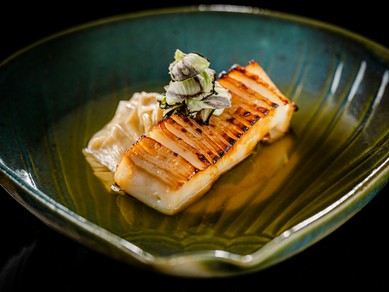 出汁の餡をトロリとかけた『マナガツオの味噌漬け　湯葉添え』 