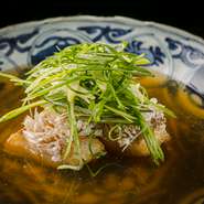 河村料理長の師匠でもある京都の【一よし】粟津加寿男さんのDNAを受け継ぐ一皿。鱗つきで揚げた甘鯛のカリッとしてフワッとする食感に、品のいい甘酢餡がからみ、いくらでも箸が進んでしまいます。