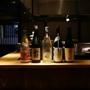 ワインは自然派を中心にボトルで10～15種ほどを用意。日本酒は味わいを重視し、こちらも10種ほどを定番として揃える。どちらも料理をさらに美味しくする“食中酒”というテーマで試飲を繰り返し、選んだもの。