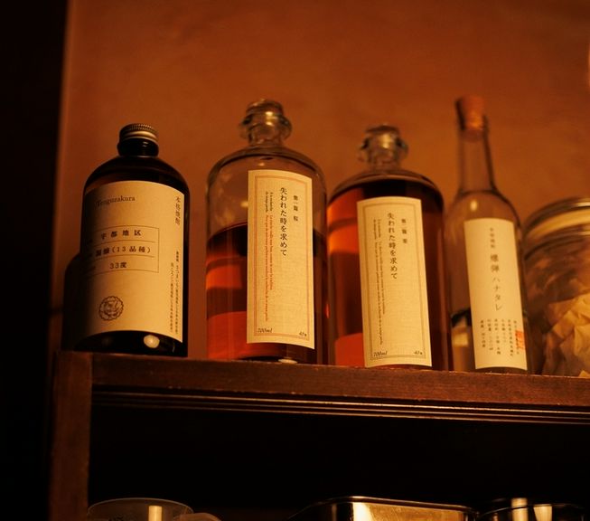 焼酎、クラフト酒が充実。アレンジを加えた漬け込みの焼酎も。