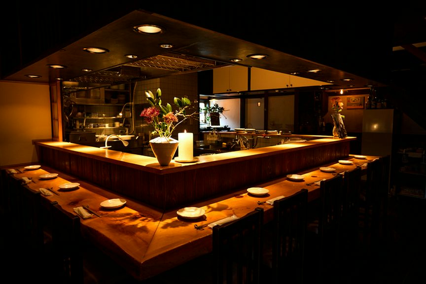 趣きのある店内 キッチンのライブ感のあるカウンターが人気!