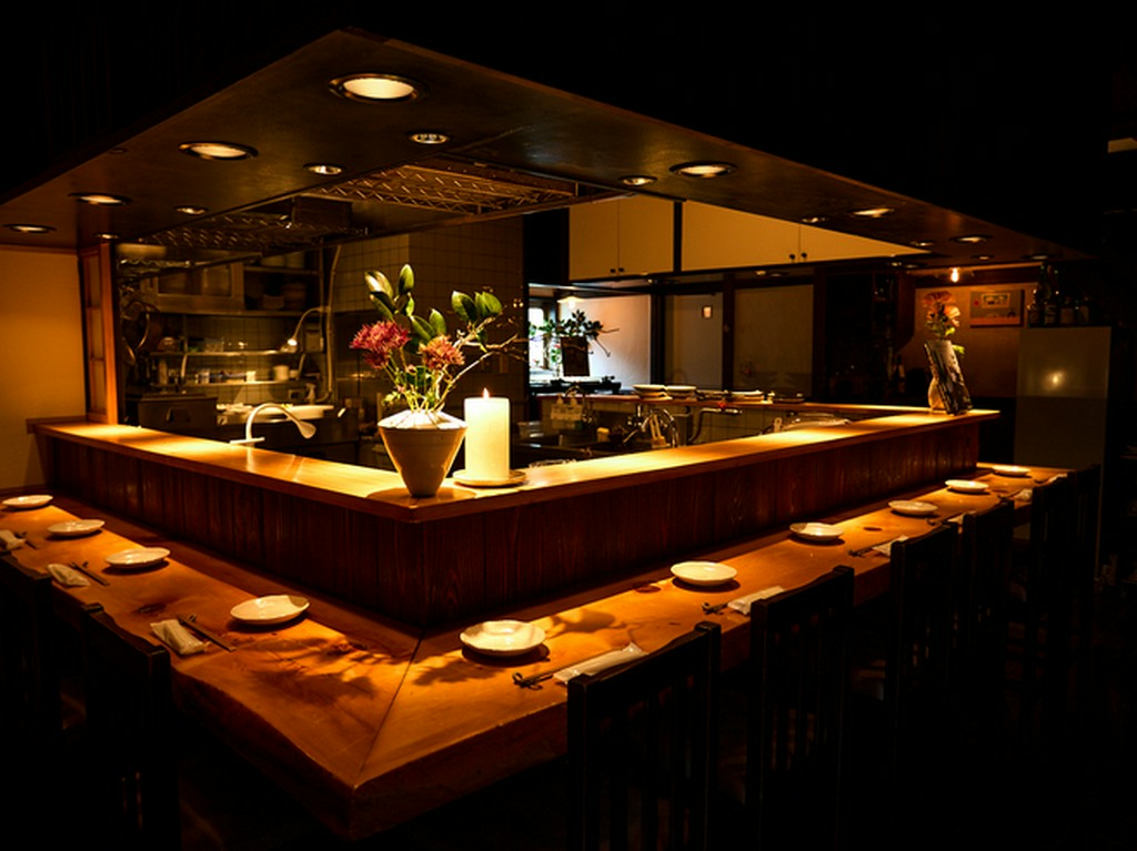 趣きのある店内 キッチンのライブ感のあるカウンターが人気！