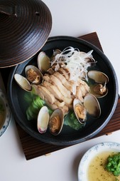 阿波尾鶏と季節貝の陶板蒸し