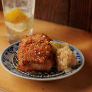 ランタン名物 鶏のからあげ。外はサクッと中はジューシーな食べ応えのあるから揚げです！
