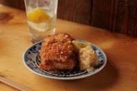 ランタン名物 鶏のからあげ。外はサクッと中はジューシーな食べ応えのあるから揚げです！
