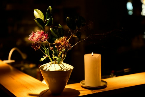 料理人の目の前でライブ感も楽しめる１階のカウンター席