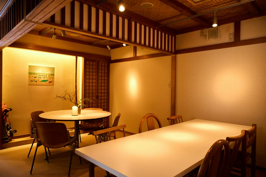 2階はテーブル席(4〜10名様)