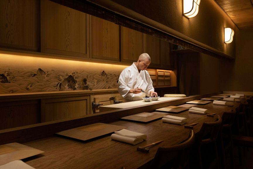 一人じっくりコースに向き合える、静謐な大人の空間