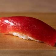 「海の資源を守りたい」と願う、熊切氏。国際機関が決めた漁獲量制限を厳守する業者からしかマグロを仕入れません。オリジナルのブレンド酢を利かせたシャリが、マグロの鮮やかな赤身の風味に複雑味を加えます。
