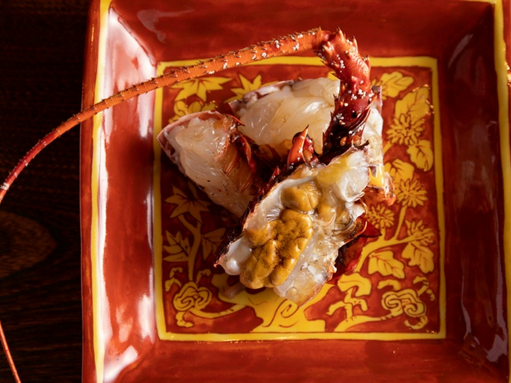 炭火で香ばしさを加えつつ、身は艶やかに火入れした『熊本産伊勢海老のあぶり』