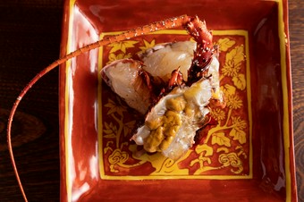 炭火で香ばしさを加えつつ、身は艶やかに火入れした『熊本産伊勢海老のあぶり』