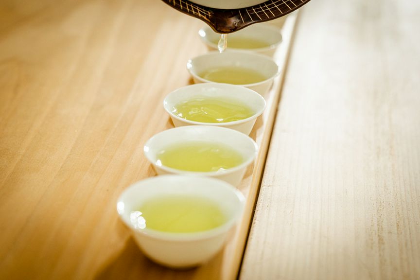 食事のはじまりには、非日常に引き込まれる極上の八女茶を一献