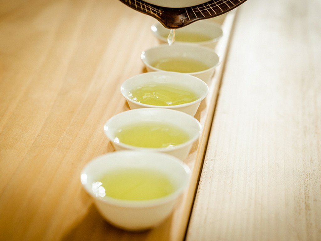 食事のはじまりには、非日常に引き込まれる極上の八女茶を一献