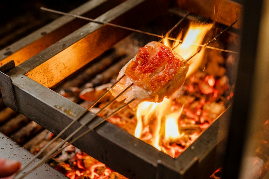 「エチェバリ風」に改良を加え、特別にしつらえた薪焼き台