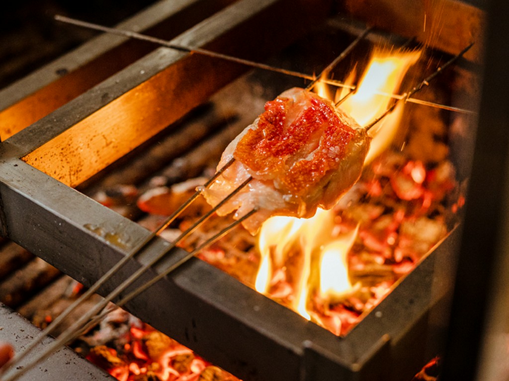 「エチェバリ風」に改良を加え、特別にしつらえた薪焼き台