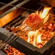 バスク地方の薪焼の名店【エチェバリ】風の高さ調節ができる焼き台。さらにオリジナルで改良を加え、ナラの薪の熾火で焼き上げられるように。炊き込みご飯の具材に軽く薫香をつけるなど、多彩に活躍します。