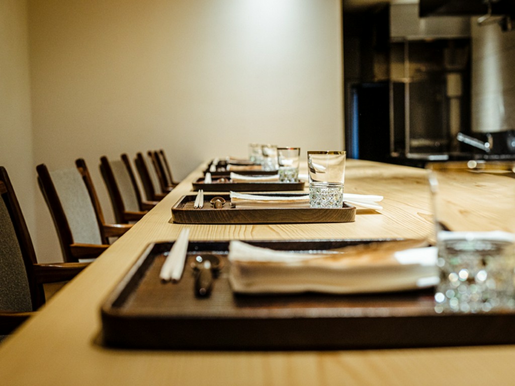 カウンター6席のみ。江戸中期のギヤマンの揃いが美しく映える