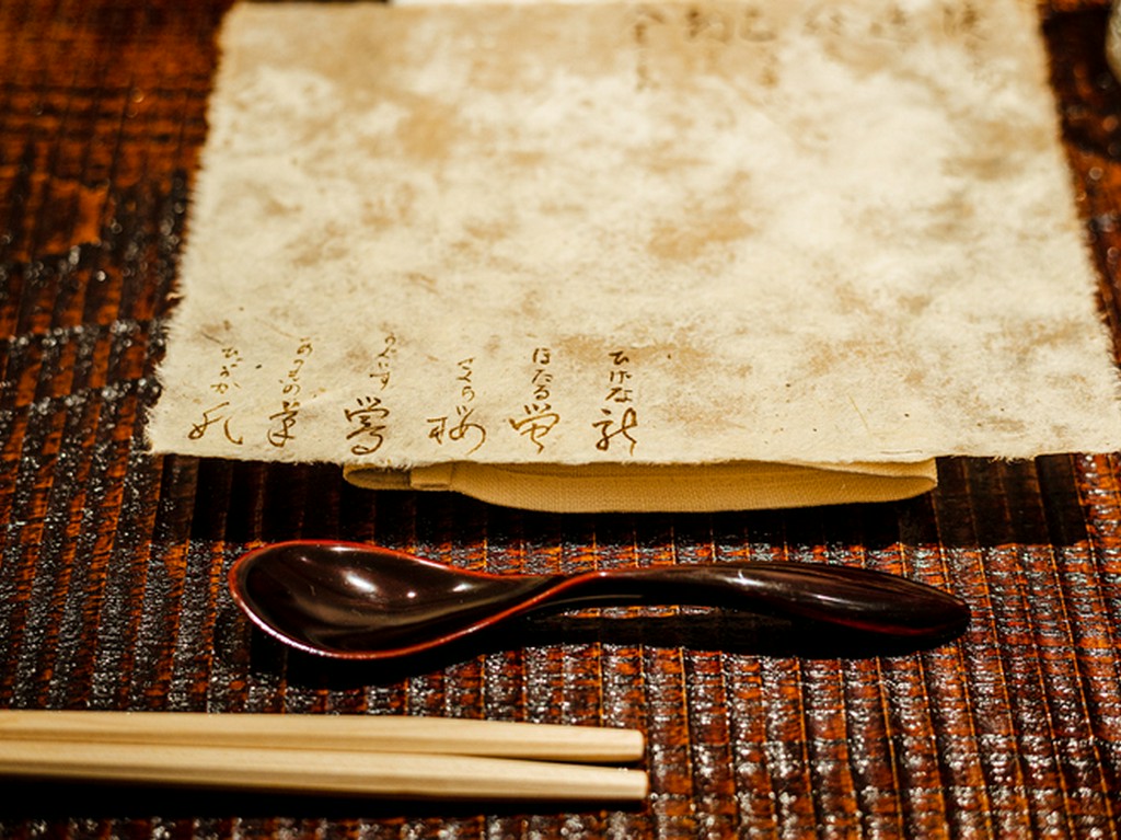 茶室の壁紙と素材を同じにする和紙に書かれたメニュー