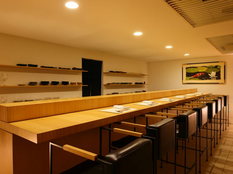 【かんだ】時代そのままのスッキリとシンプルな木のカウンター