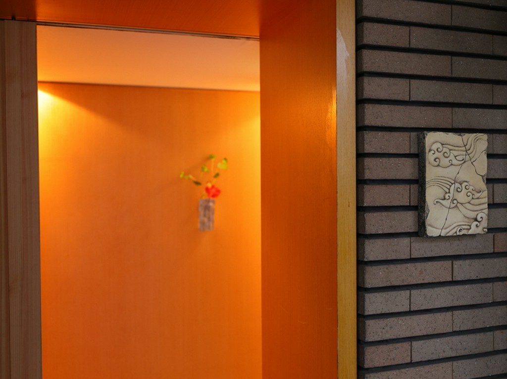 元麻布のビルに潜む隠れ家的佇まいも、非日常感を掻き立てる