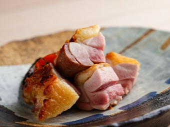 シャポンの腿肉を、塊でダイナミックに焼き上げる炭火焼。 歯応えの肉質は、噛み締めるおいしさが身上だ。