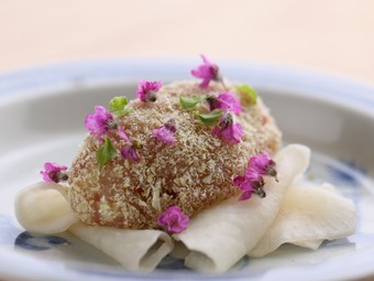 フレッシュな新潟産シャポンで作るタルタル。調味料は控えめに、シャポンの旨味を生かすのが双川流だ。