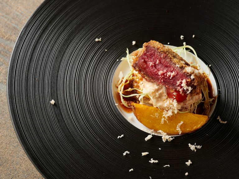 鹿肉の美味しさが重層感とともに響く『蝦夷鹿のカツレツ』