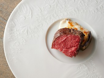 しっとり＆繊細。赤身肉の旨みにうなる『和牛のロースト』