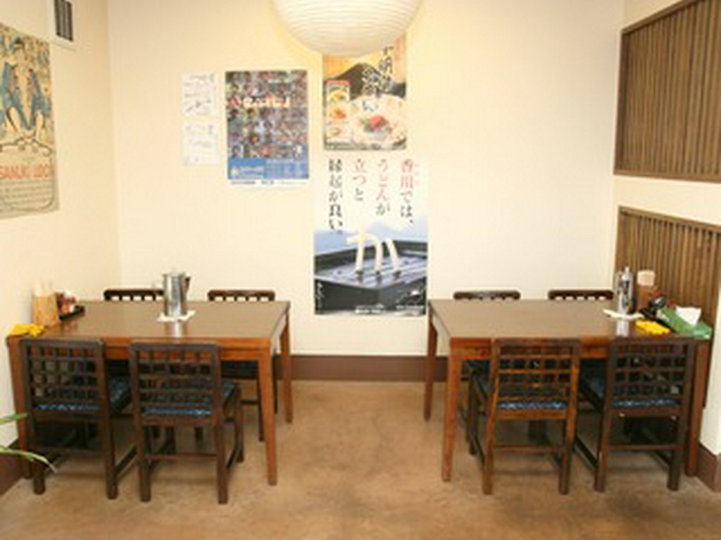 テーブル席で足元もラクラクです