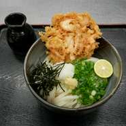 出汁は瀬戸内海伊吹島のイリコをふんだんに使ったイリコ出汁
名物は瀬戸内海産の新鮮芝えびのかき揚げ！うどんにのせて食べるのがつるや流☆☆
麺はモチモチのど越しのよい麺です！一回食べるとやみつきに！