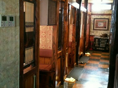 落ち着いた大人の雰囲気の店内