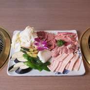 バラ・豚バラ・カシワ・ハラミ・ウインナー・ライス４つ・タマゴスープ４つ・野菜付き